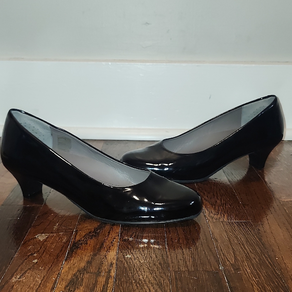 SAS Elaine Comfort Kitten Heel In Shiny Black Leather Cushioned EUC Size 8.5 W
